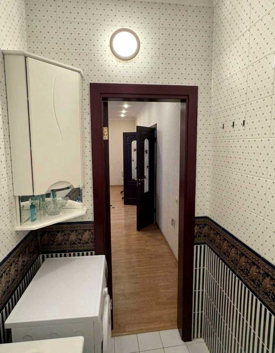 1879704778600584