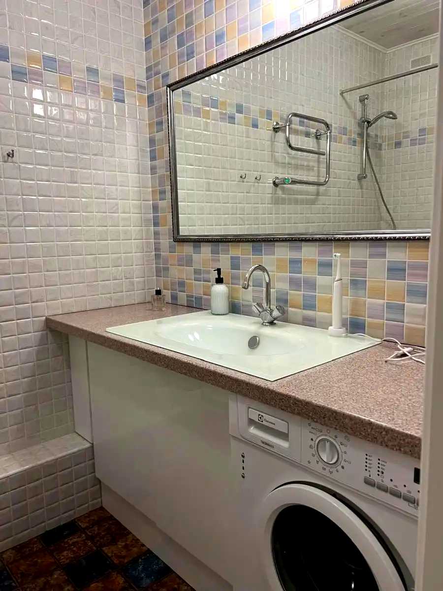1879745129632385