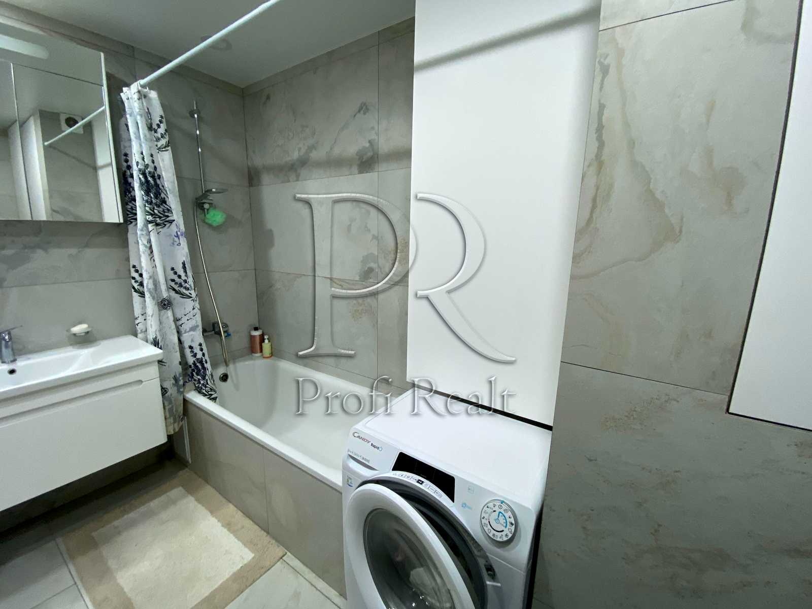 1879749571358945