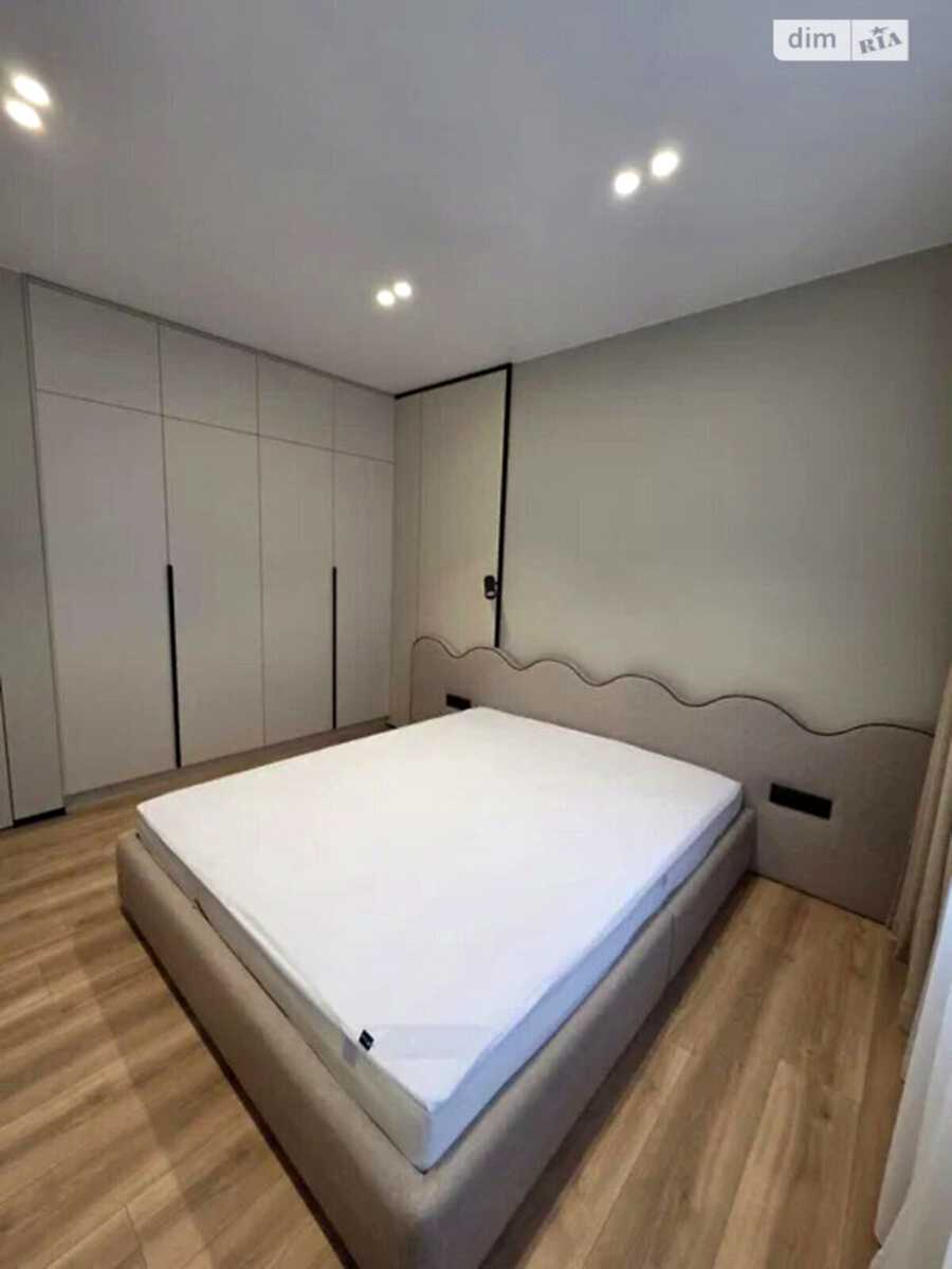1879836943365951