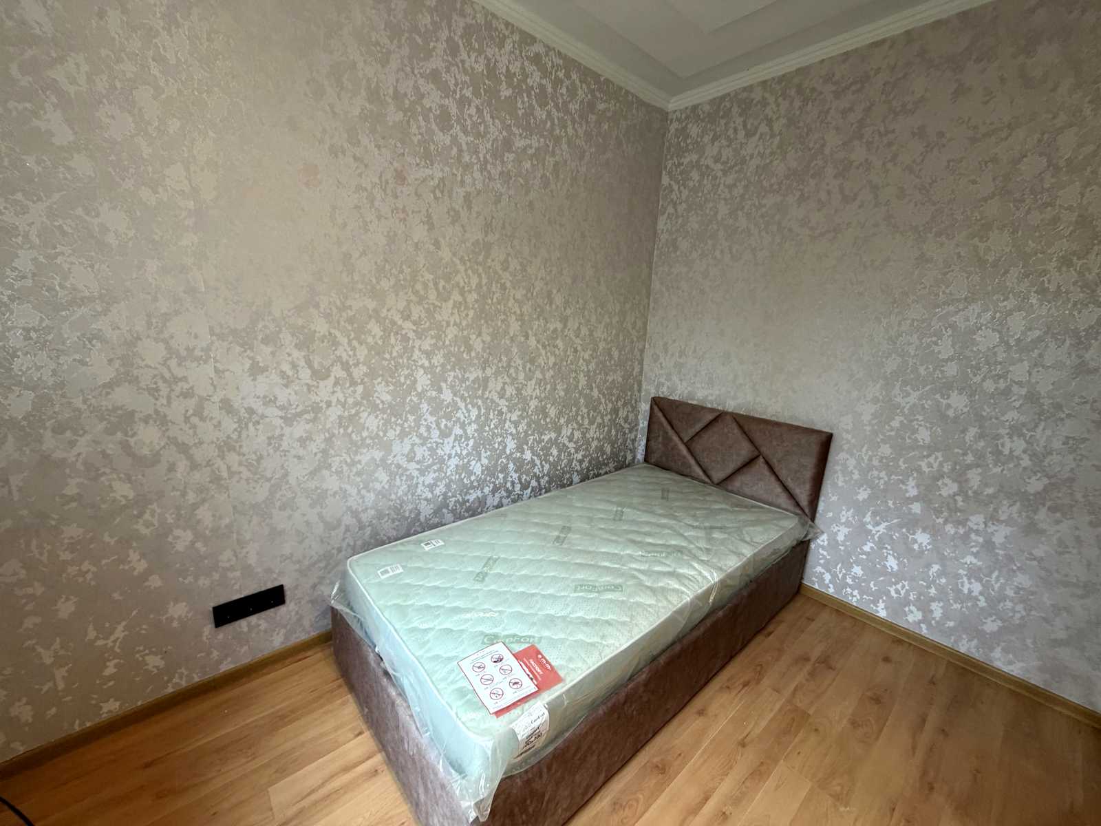 1880018709005785