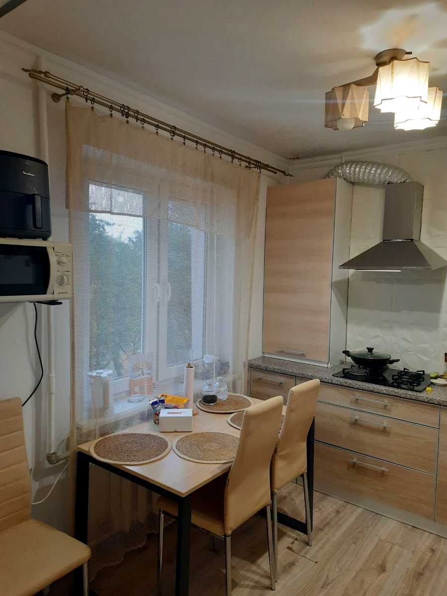 1880037763915669