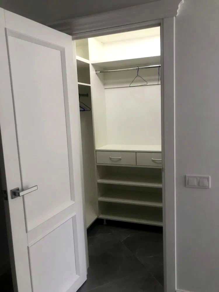 1880102276686343