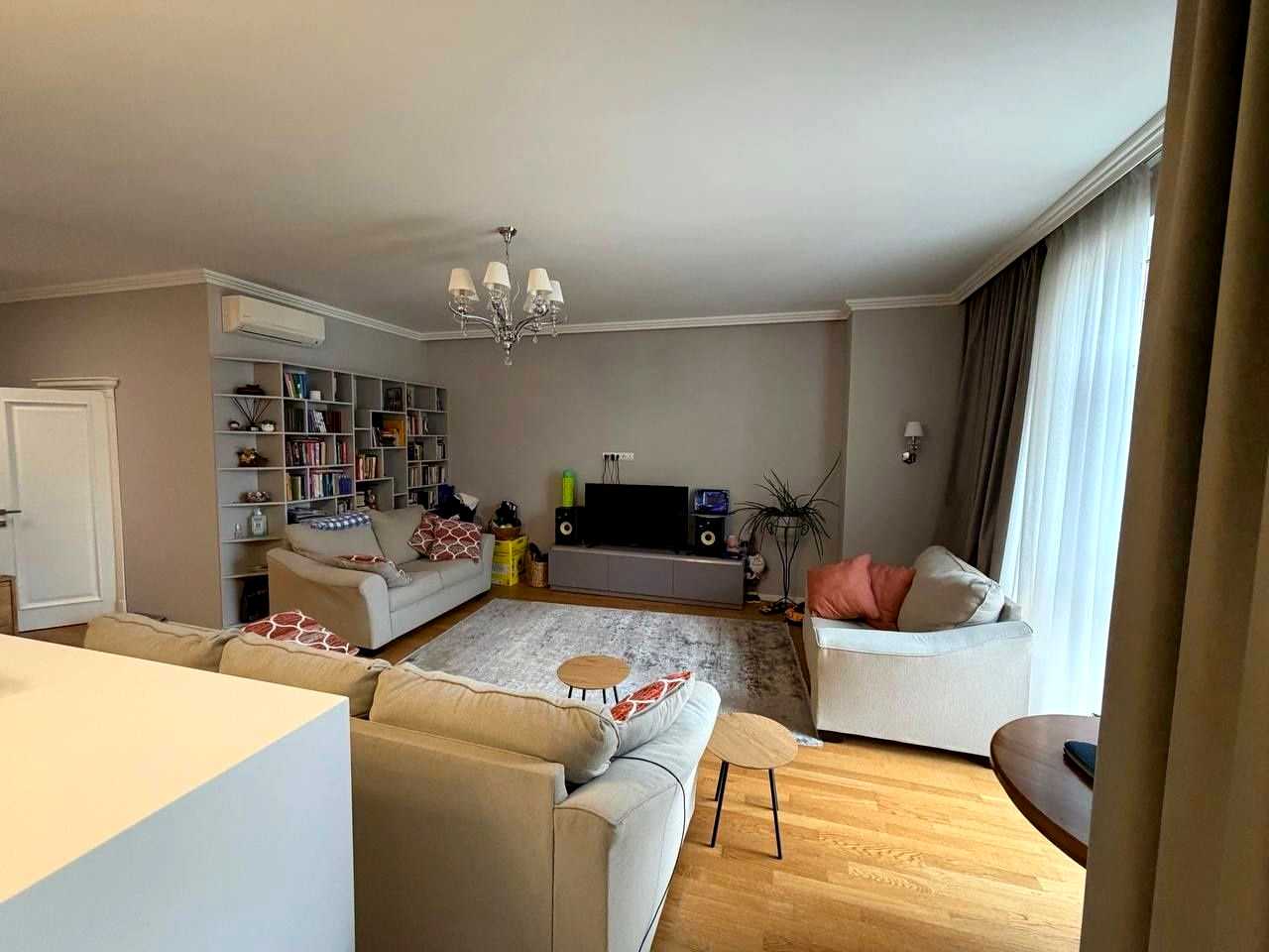 1880147610986075