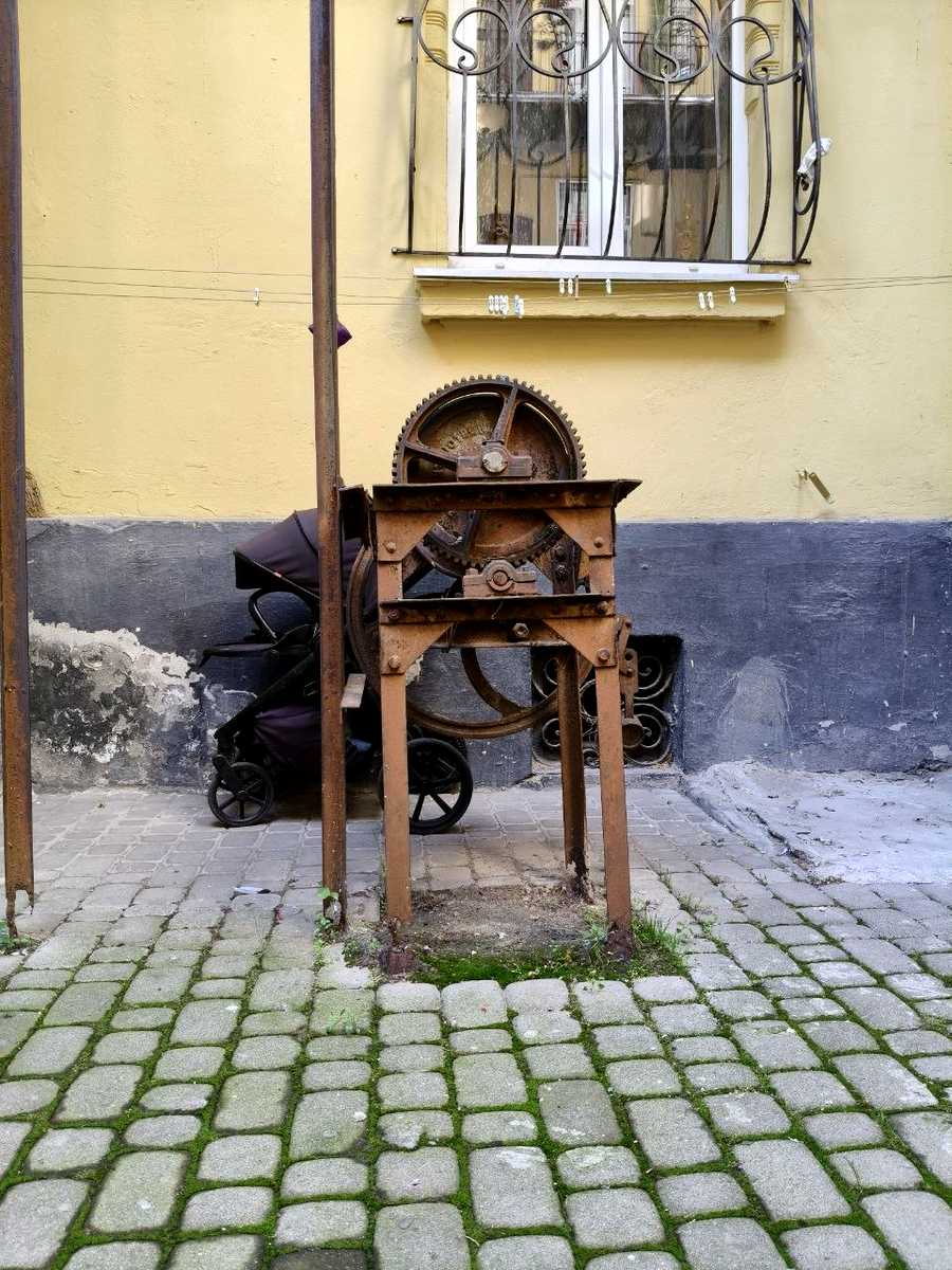 1880284718748319