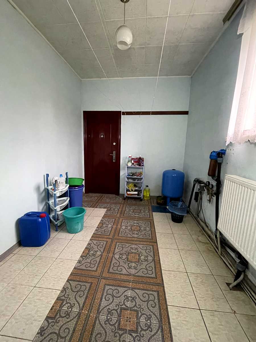 1880381688230405