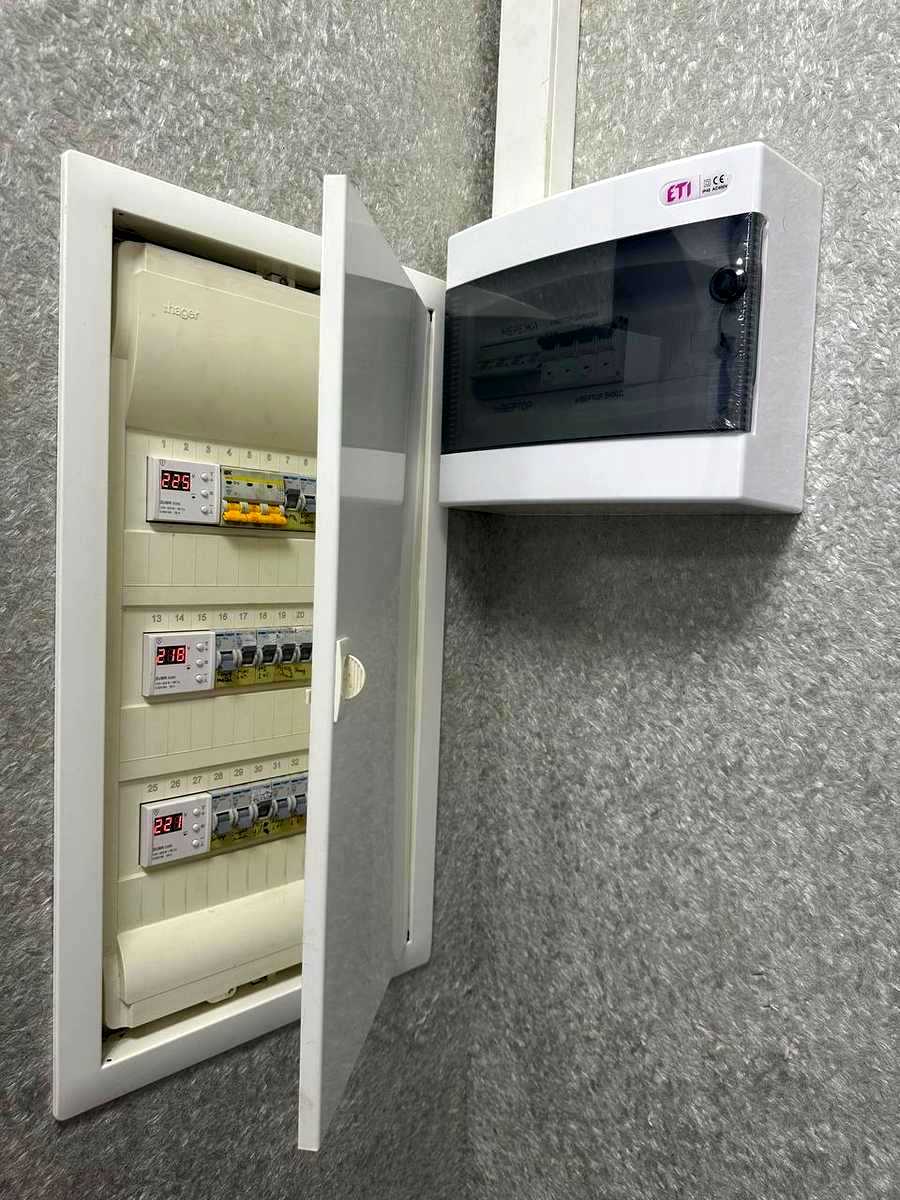1880386073804416