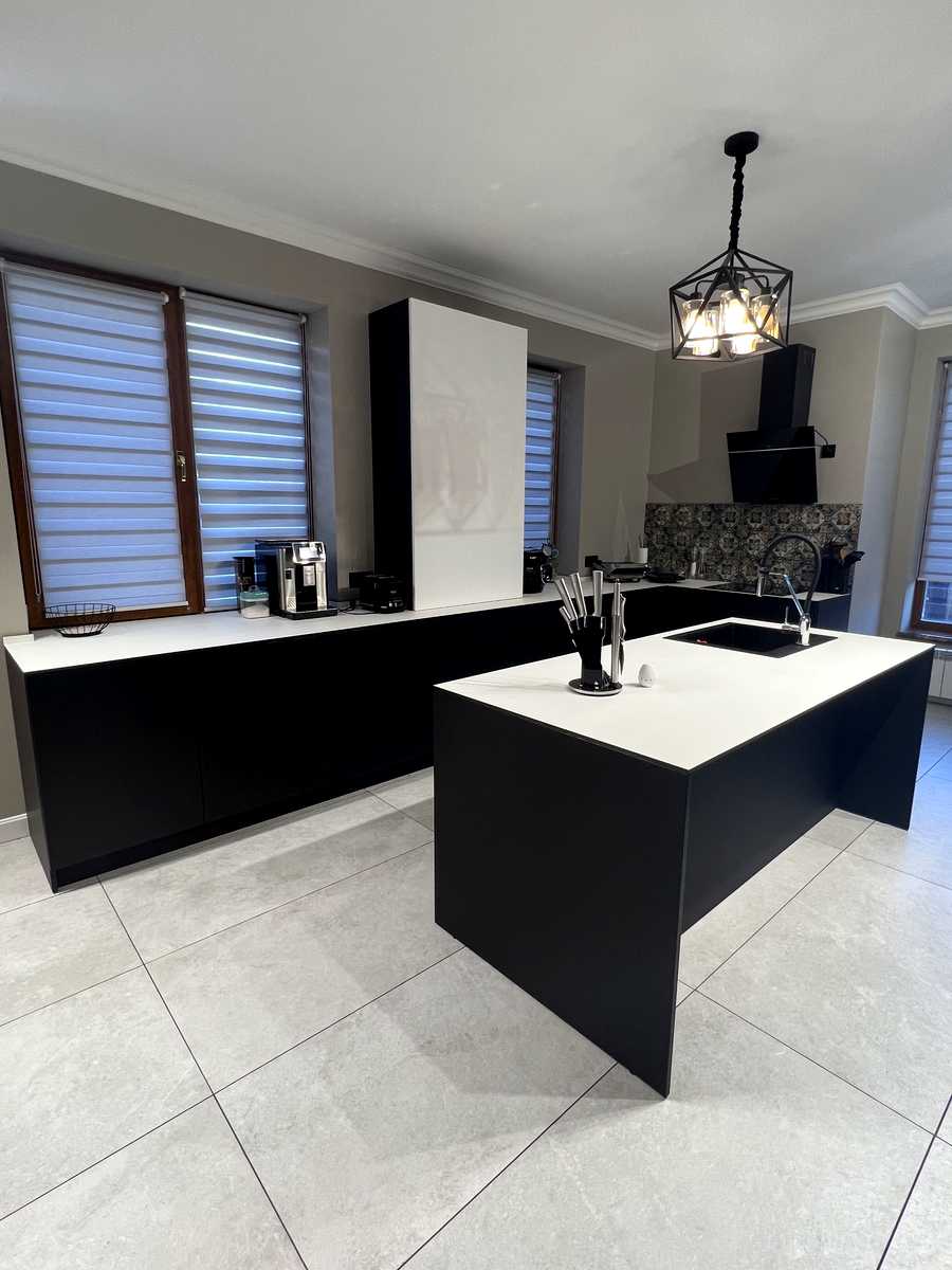 1748057000205343