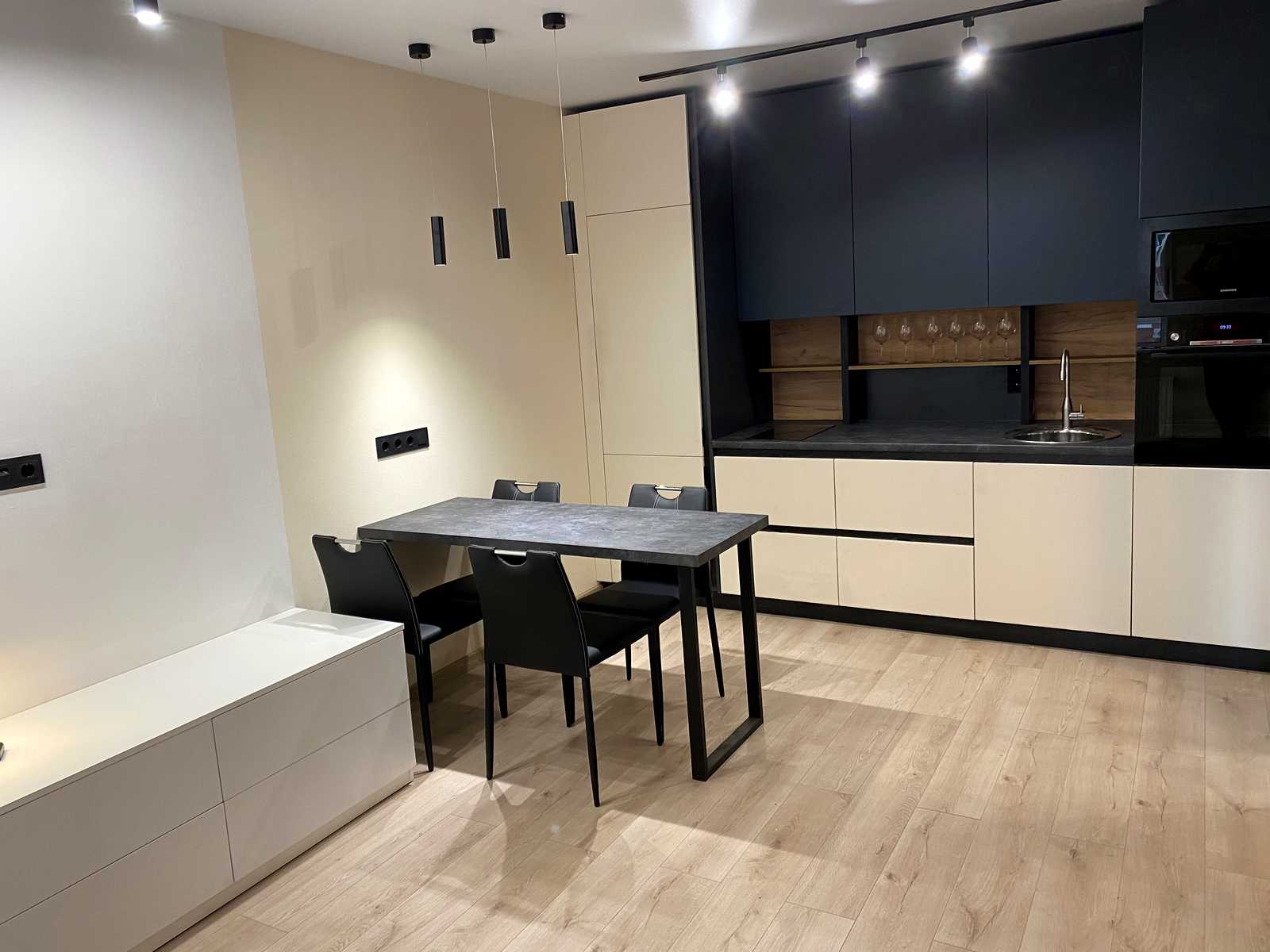 1693332711272947