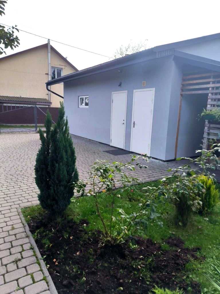 1851043836975621