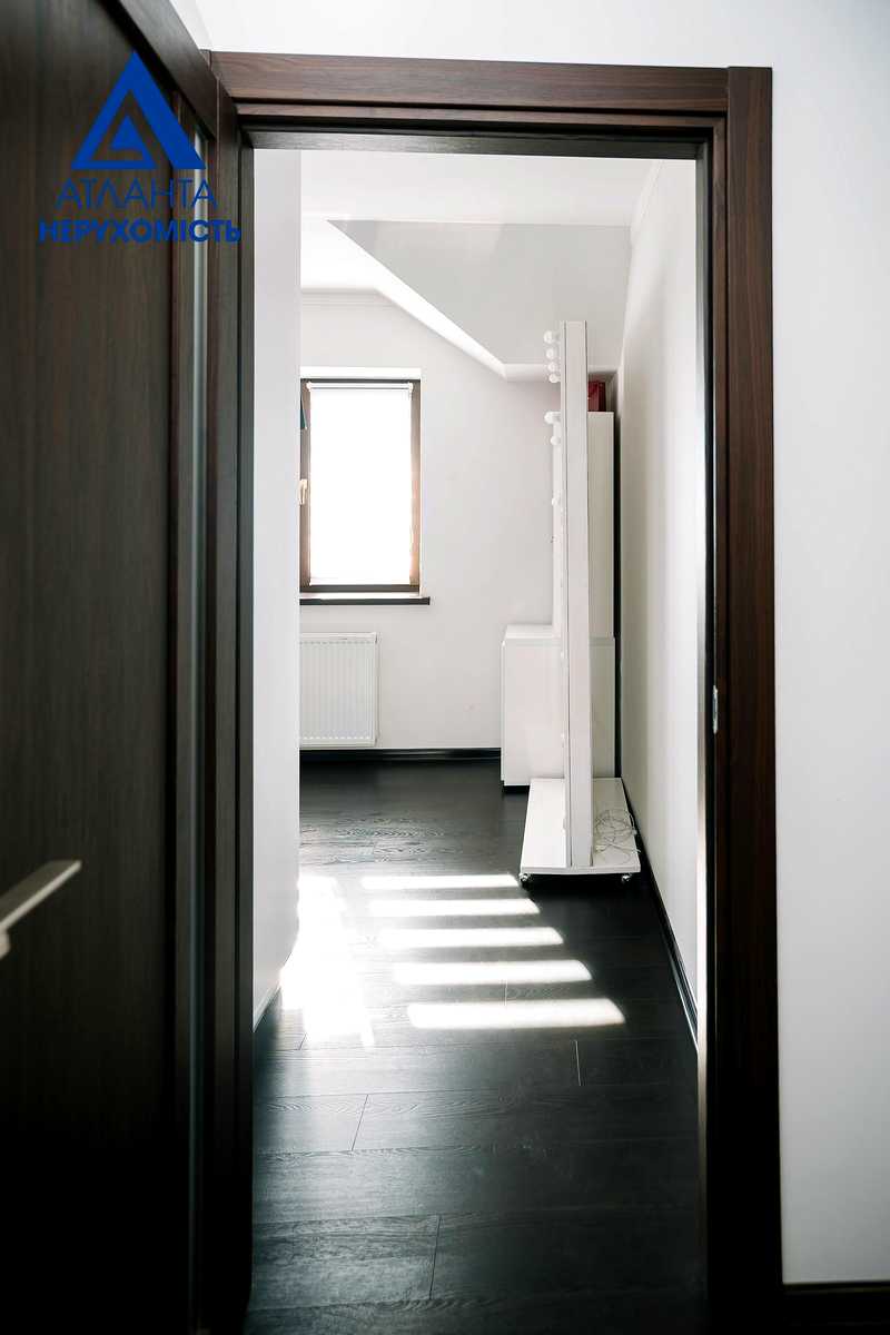 1827582318570296