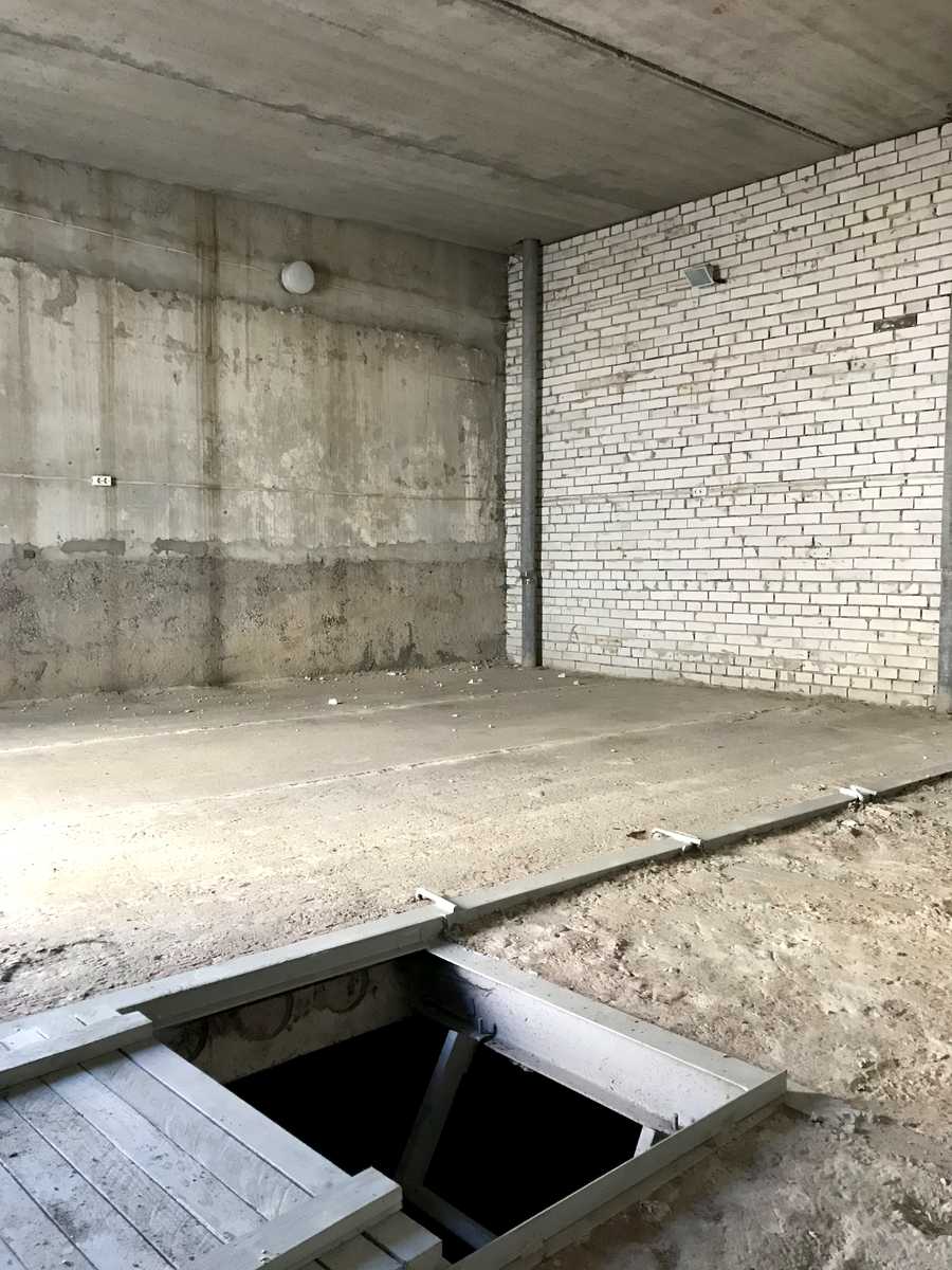 1737718596642432
