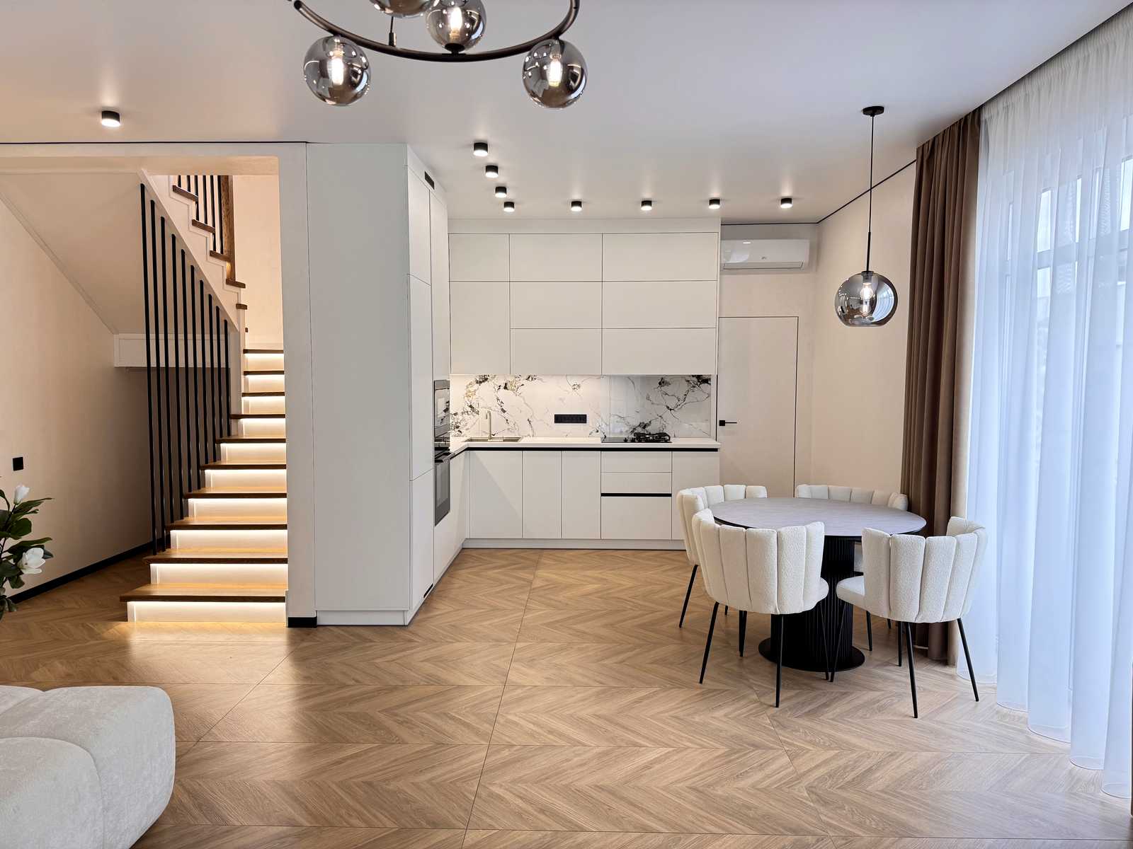 1831453976320806