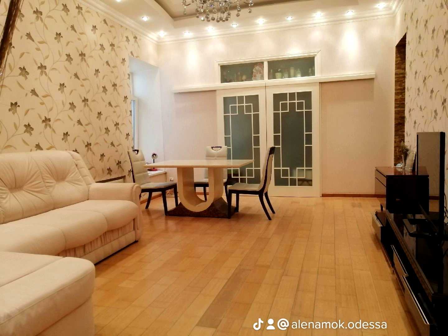 1764707672738563
