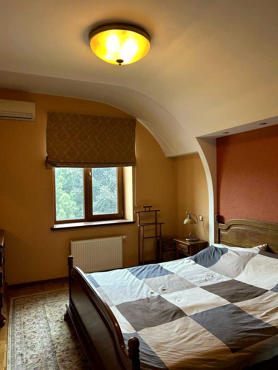 1838104776431952