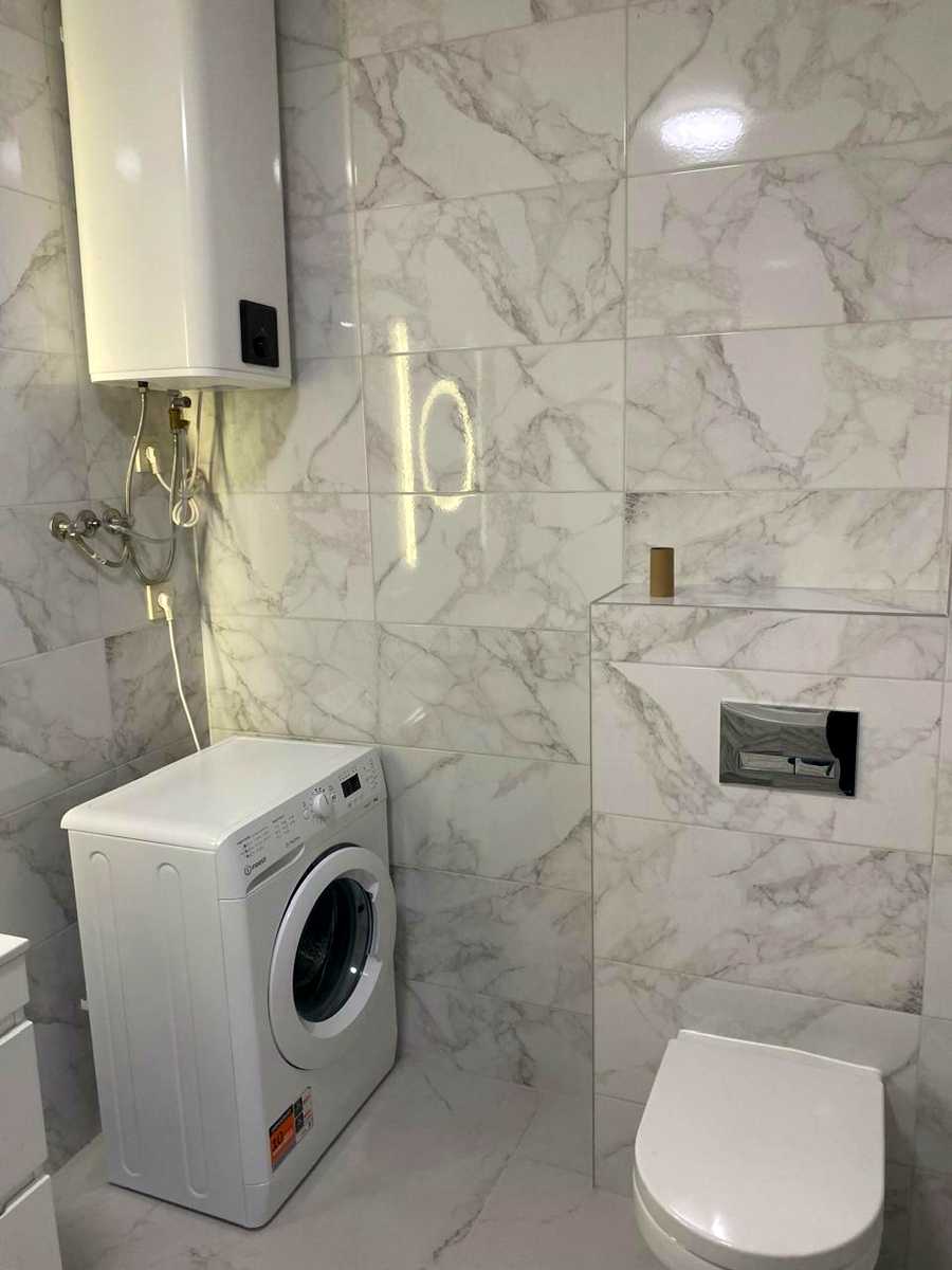 1833007122066663
