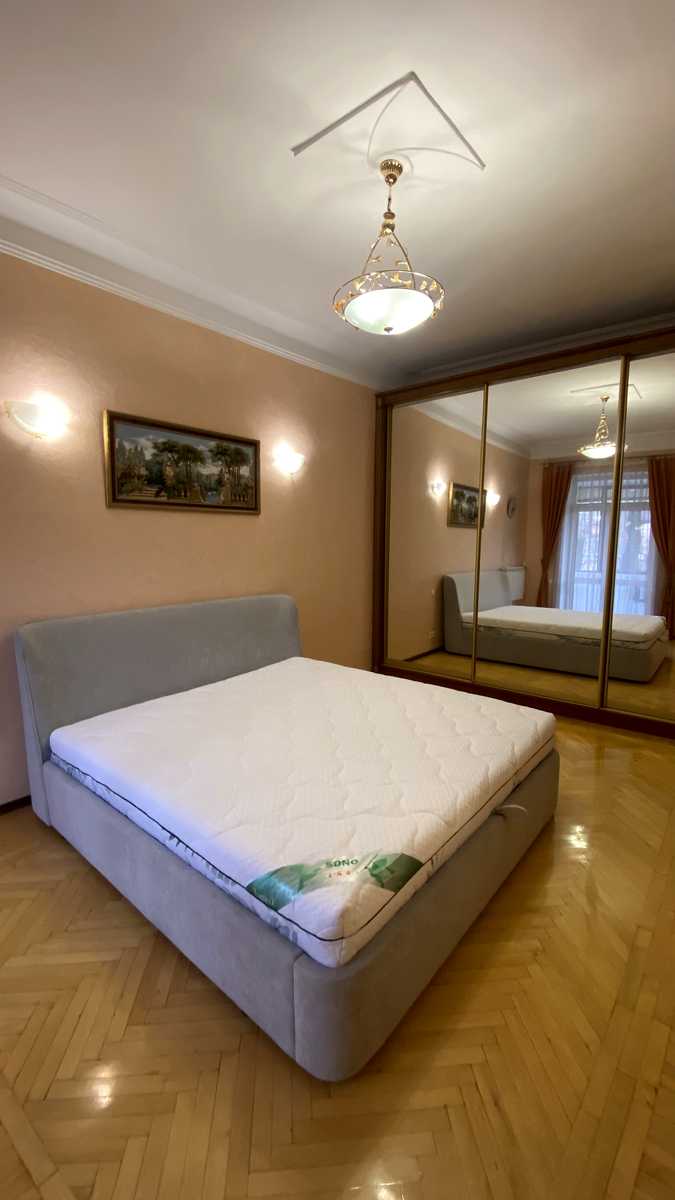 1850042052775701