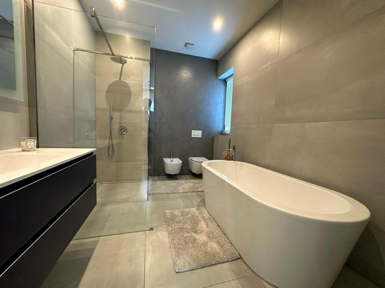 1768330599154374
