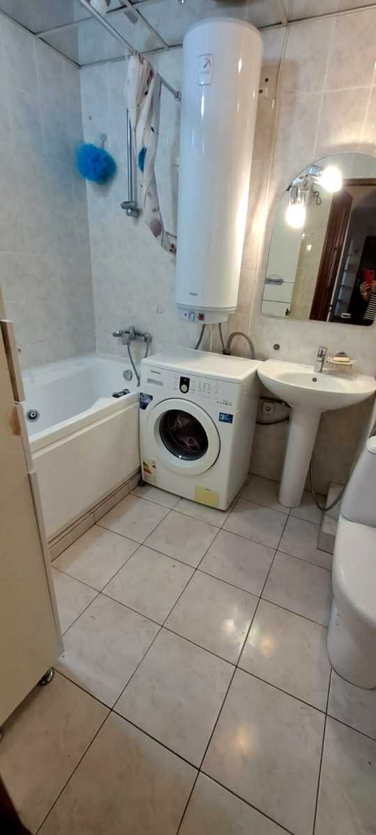 1827062085577704