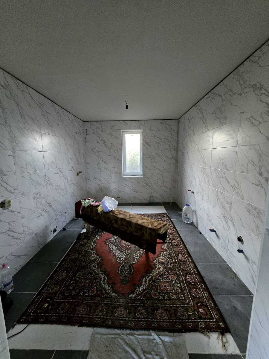 1834723072375586