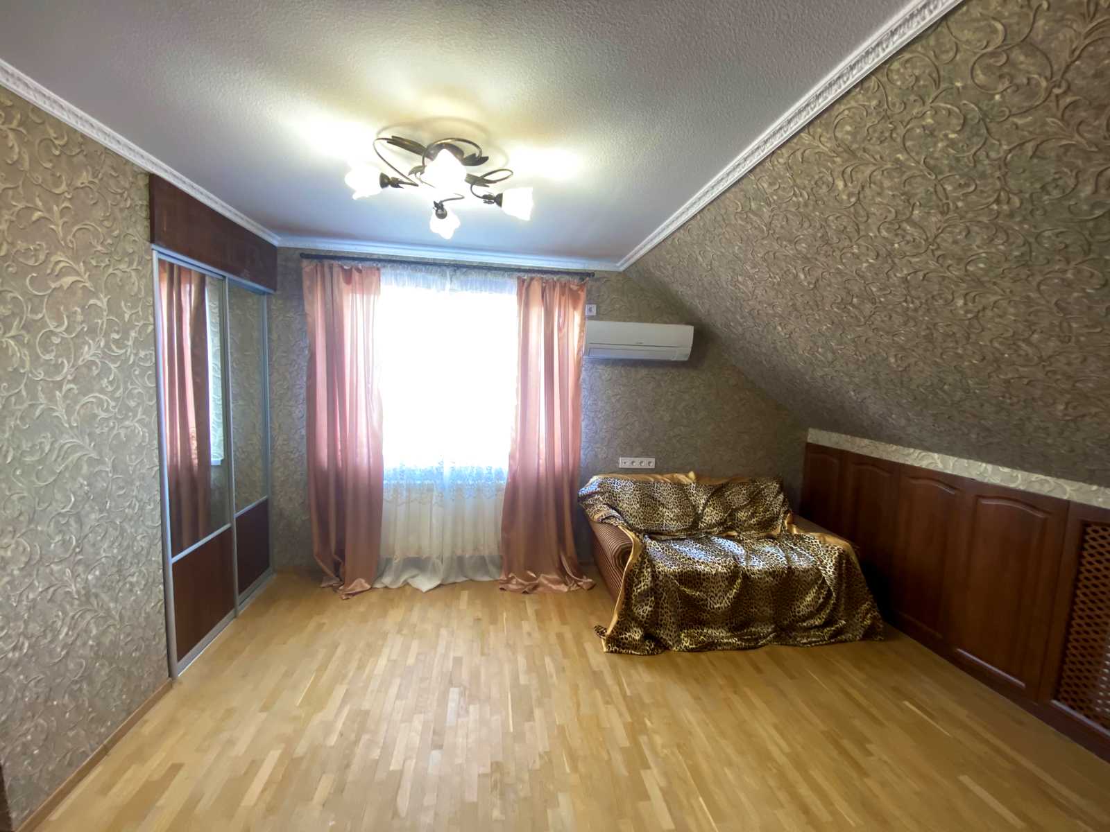 1806833285428930