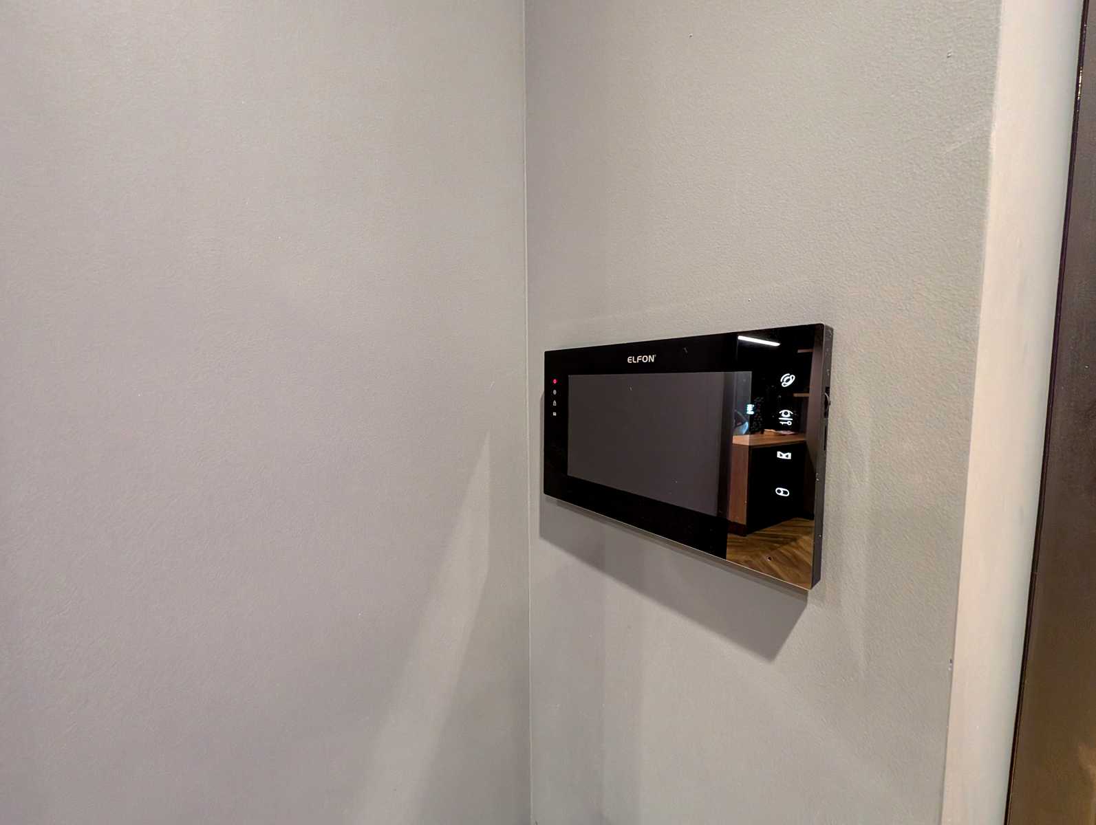 1838182732448575