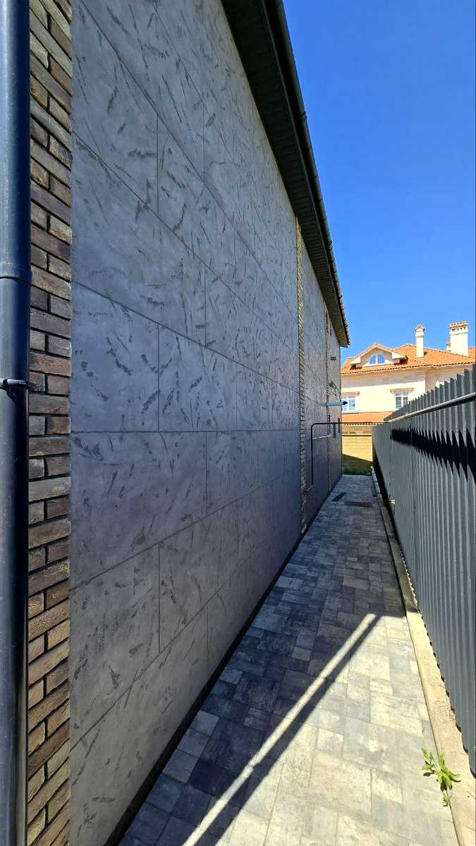 1831284982039863