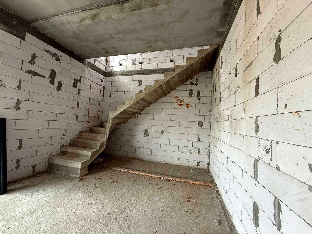 1840189805870316